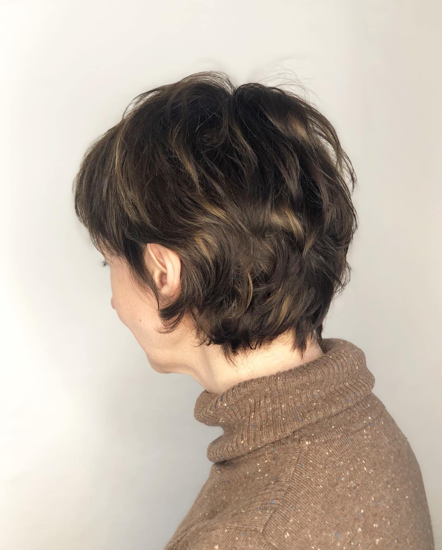 273690166_659355902066257_7384093142995198855_n Short bixie with blonde highlights