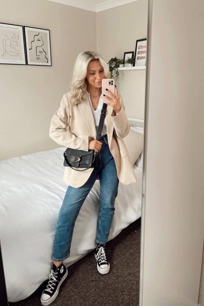 beige-blazer-outfits-13-683x1024-1 Beige Blazer with Jeans and High-Tops