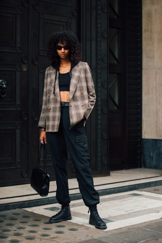 black-cargo-pants-outfit-ideas-2-683x1024-1