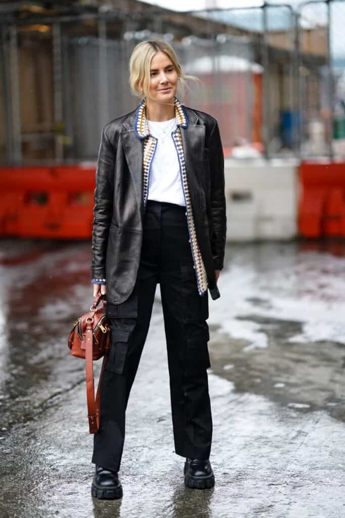 black-cargo-pants-outfit-ideas-4-683x1024-1