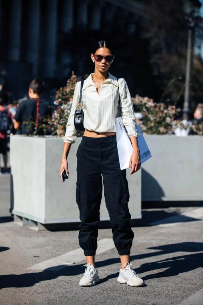 black-cargo-pants-outfit-ideas-8-683x1024-1