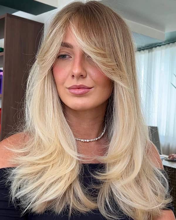 blonde-layered-haircut-with-feathered-curtain-bangs Blonde Layered Haircut with Feathered Curtain Bangs