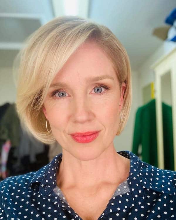 blonde-short-haircut-with-bangs
