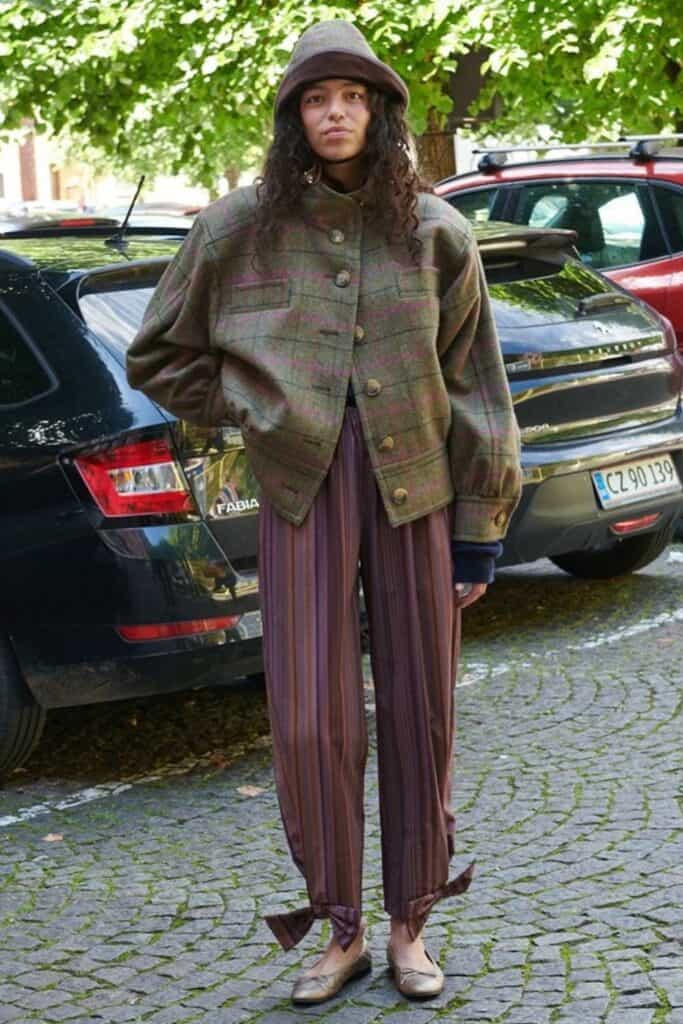 casual-street-style-outfits-21-683x1024-1 Button-Front Plaid Jacket and Wide-Brim Fedora Hat