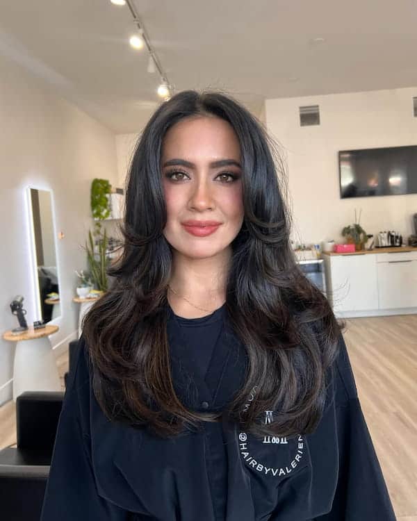 glam-voluminous-layered-haircut-with-curtain-bangs