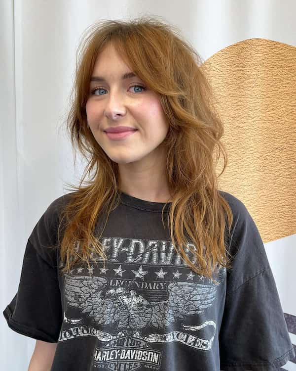 messy-wavy-feathered-haircut Messy Wavy Feathered Haircut