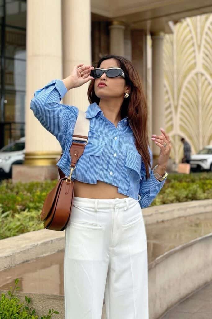 old-money-aesthetic-outfits-14-683x1024-1 Blue Striped Cropped Shirt and White Wide-Leg Trousers