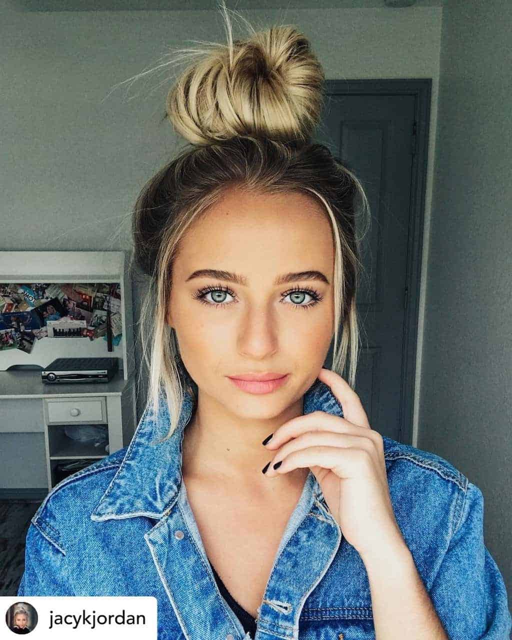 rainy-day-hairstyles-16 Messy buns are perfect for rainy days!