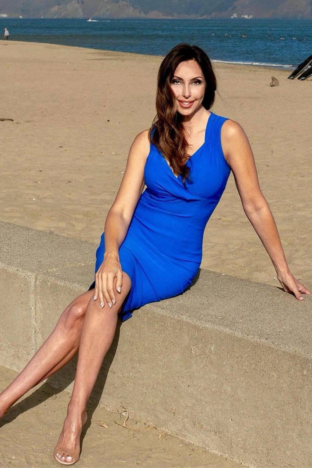 san-fransisco-outfits-12 Fitted Sleeveless Dress and Heels