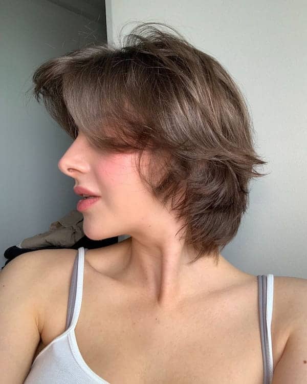 short-feathered-haircut-with-curtain-bangs