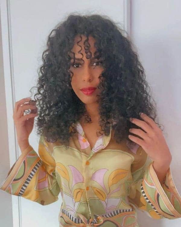 shoulder-length-curly-hair-with-scanty-curly-fringe Shoulder-Length Curly Hair with Scanty Curly Fringe