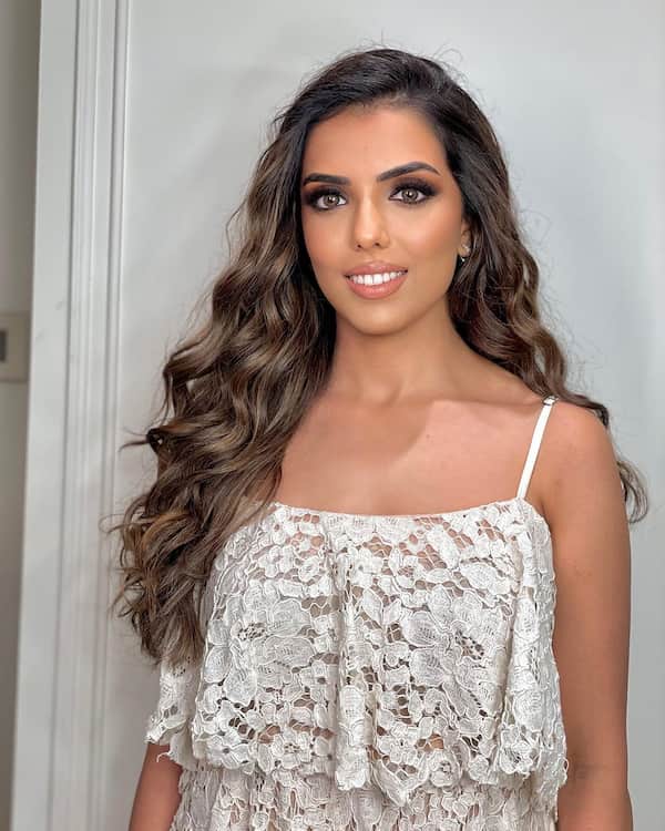 side-parted-haircut-with-beach-waves Side-Parted Haircut with Beach Waves