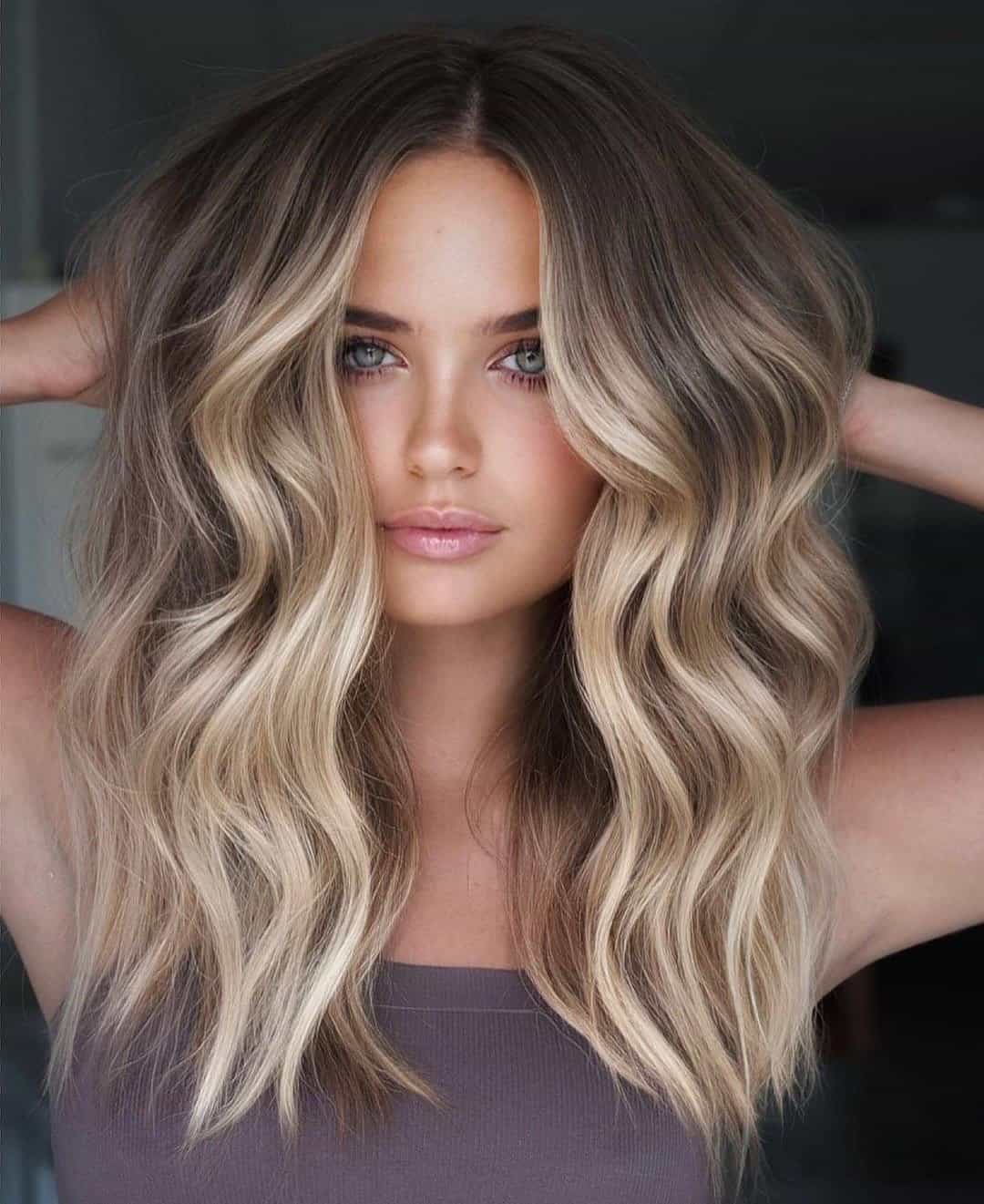 types-of-highlights-10 Gorgeous money piece on on mid-length wavy hair.
