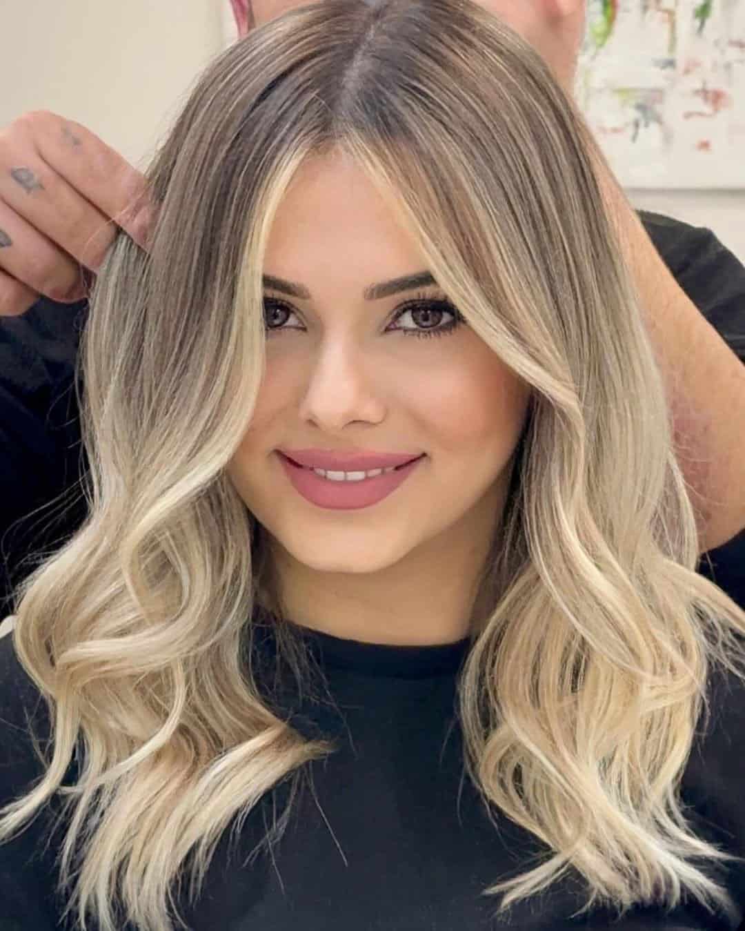 types-of-highlights-3 Gorgeous babylights on mid-length wavy hair.