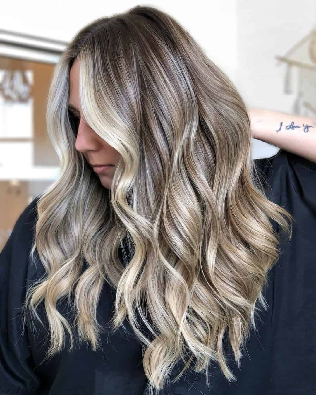 types-of-highlights-5 Gorgeous multidimensional highlights on long wavy hair.