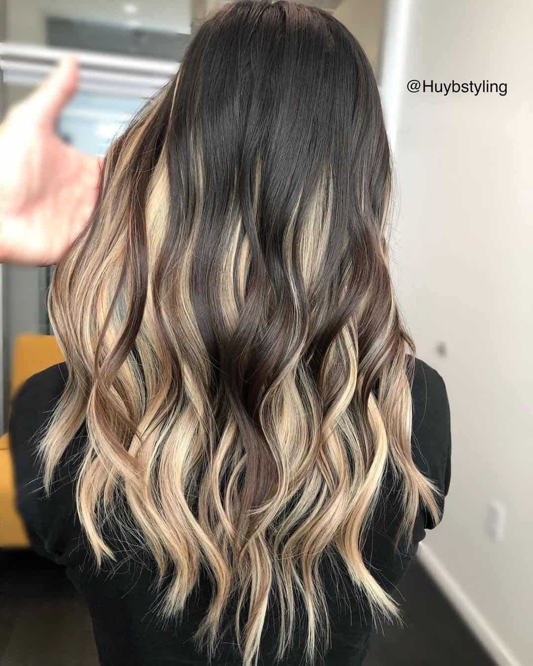 types-of-highlights-8 Gorgeous peek-a-boo highlights on on long wavy hair.