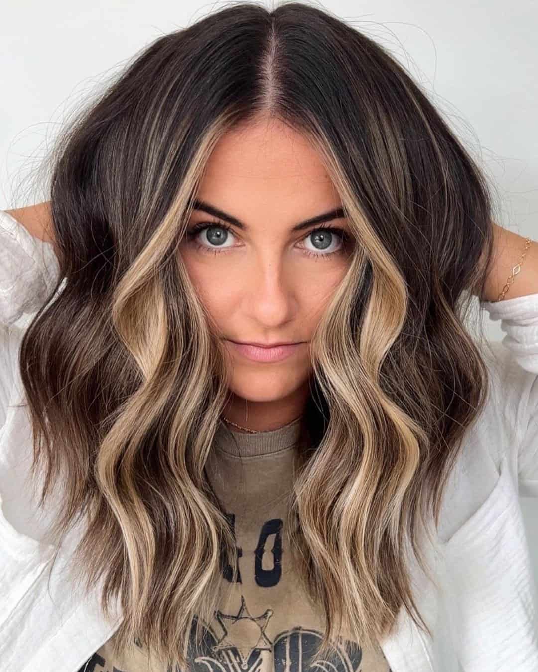 types-of-highlights-9 Gorgeous face-framing highlights on on mid-length wavy hair.
