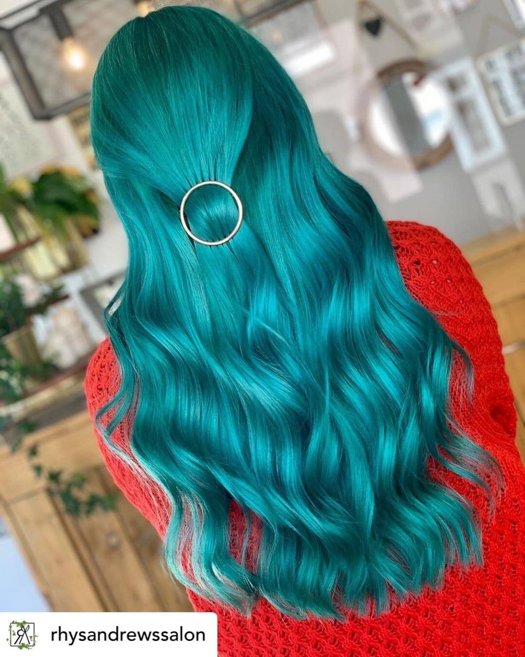 unnatural-hair-color-8 Beautiful turquoise/teal hair color.