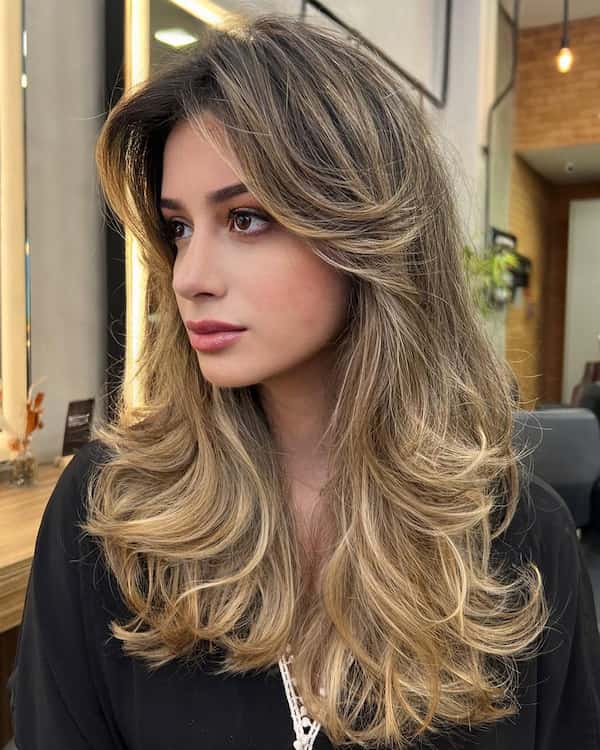 voluminous-shaggy-hair-with-feathered-layers-and-bangs Voluminous Shaggy Hair with Feathered Layers and Bangs