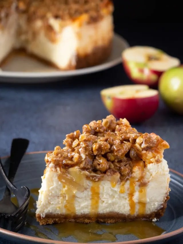 Apple Crisp Cheesecake